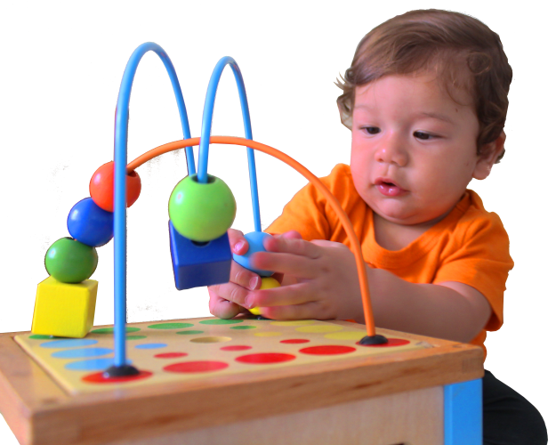 Niño pequeño jugando