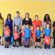 Jerarcas con las niñas y los niños del CEN-CINAI Barrio Cuba